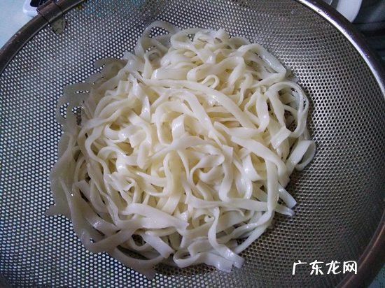 牛河是啥做的,干炒牛河是怎么做的