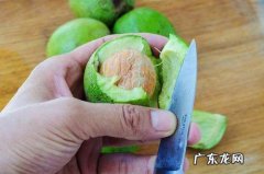 核桃绿皮染手怎样洗掉,被核桃青皮的汁液染手怎么洗掉颜色
