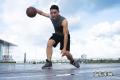 左手运球如何练到和右手一样,左手运球如何练到和右手一样 谁知道左手运球如何练到和右手一
