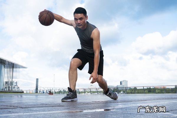 左手运球如何练到和右手一样,左手运球如何练到和右手一样 谁知道左手运球如何练到和右手一样