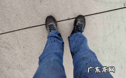 裤子上弄上油漆怎么洗掉,裤子上的红油漆干了怎么去掉