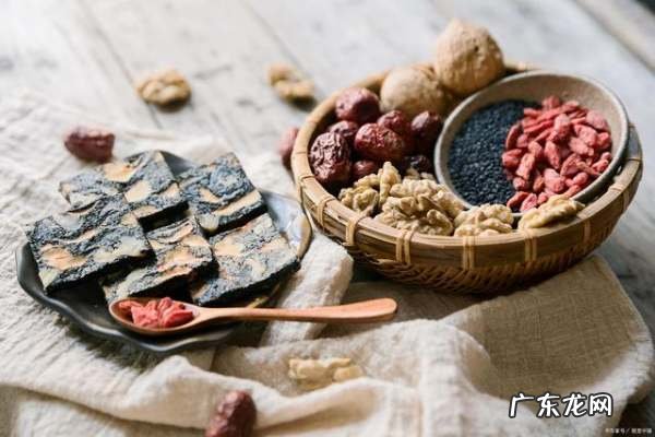 吃阿胶能喝茶叶水,阿胶糕适合什么人群食用