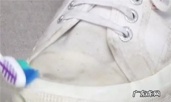白色帆布鞋下雨天脏了怎么洗,白色帆布鞋脏了怎么洗才会白