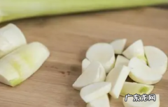 茭白发黑可以吃,野生茭白里面全是黑的能吃