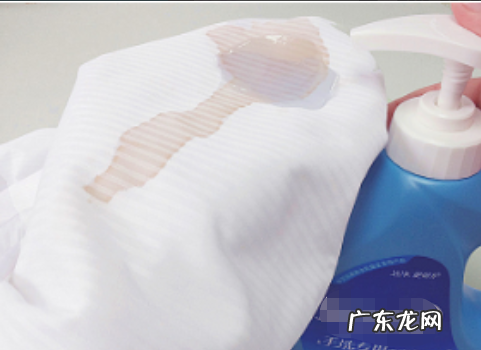 咖啡洒在了白衣服上怎么办,白色衣服染了咖啡怎么洗掉