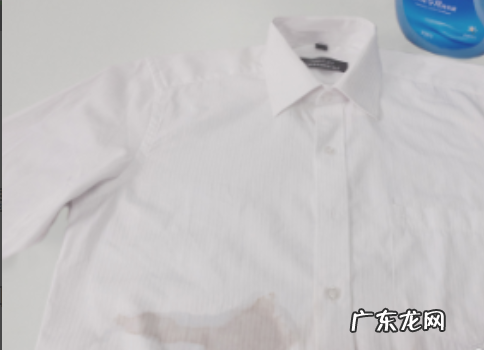 咖啡洒在了白衣服上怎么办,白色衣服染了咖啡怎么洗掉