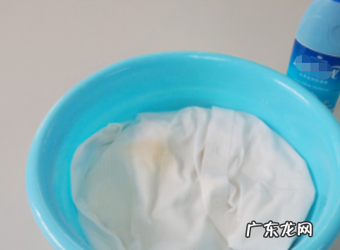 咖啡洒在了白衣服上怎么办,白色衣服染了咖啡怎么洗掉