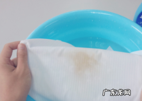 咖啡洒在了白衣服上怎么办,白色衣服染了咖啡怎么洗掉