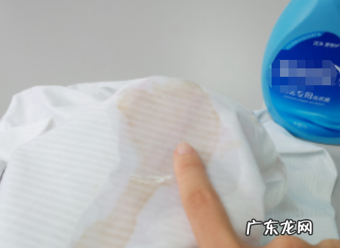 咖啡洒在了白衣服上怎么办,白色衣服染了咖啡怎么洗掉