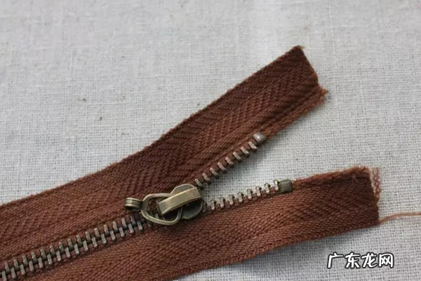 衣服拉链掉了怎么装回去,衣服拉链头掉了怎么装回去