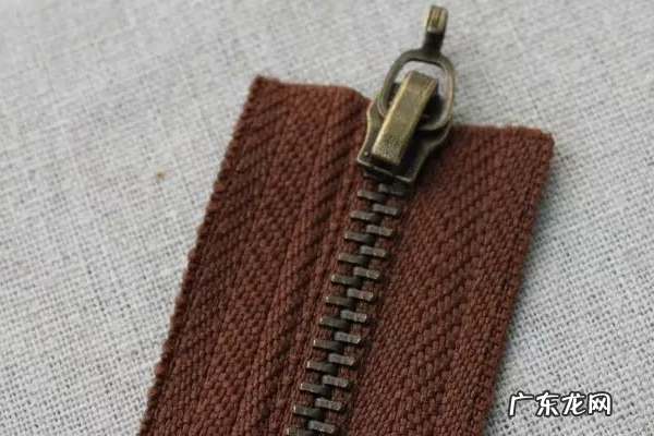 衣服拉链掉了怎么装回去,衣服拉链头掉了怎么装回去