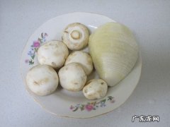炒蘑菇需要用热水烫一下,蘑菇炒之前需要开水焯多久