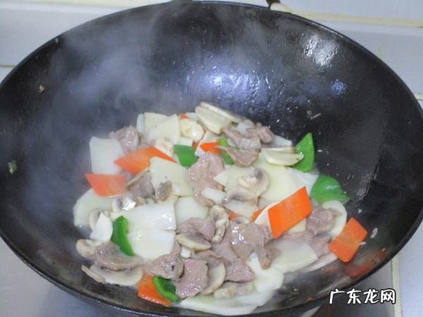 炒蘑菇需要用热水烫一下,蘑菇炒之前需要开水焯多久