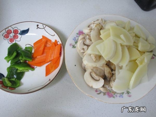 炒蘑菇需要用热水烫一下,蘑菇炒之前需要开水焯多久