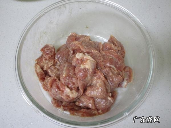 炒蘑菇需要用热水烫一下,蘑菇炒之前需要开水焯多久