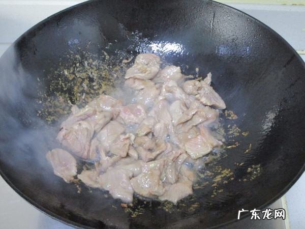 炒蘑菇需要用热水烫一下,蘑菇炒之前需要开水焯多久