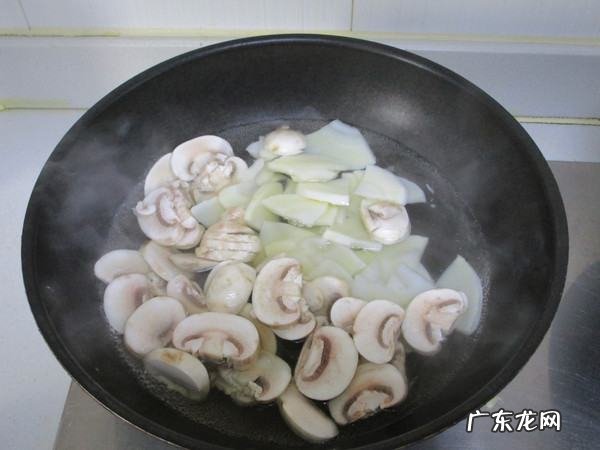 炒蘑菇需要用热水烫一下,蘑菇炒之前需要开水焯多久