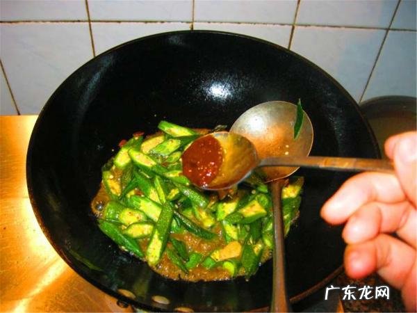 秋葵需要削皮去籽,秋葵的籽要去掉