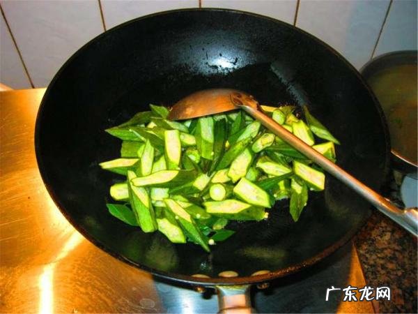 秋葵需要削皮去籽,秋葵的籽要去掉