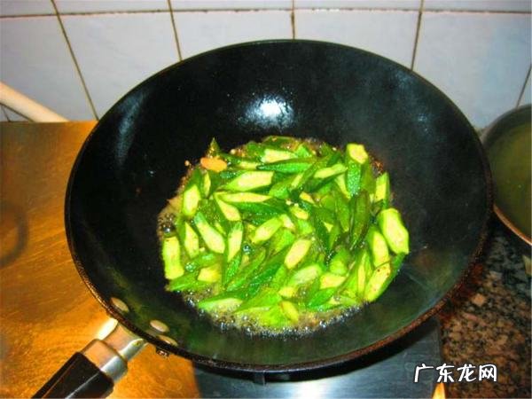 秋葵需要削皮去籽,秋葵的籽要去掉