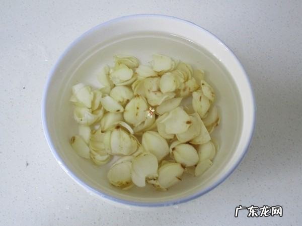新鲜莲子煲汤要去芯,新鲜莲子怎么煮汤才好吃
