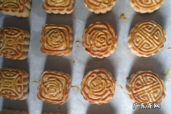 蛋黄莲蓉月饼热量是多少,一个莲蓉蛋黄月饼的热量是多少大卡
