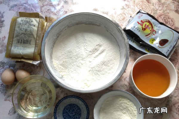 蛋黄莲蓉月饼热量是多少,一个莲蓉蛋黄月饼的热量是多少大卡