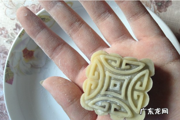蛋黄莲蓉月饼热量是多少,一个莲蓉蛋黄月饼的热量是多少大卡