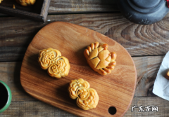 蛋黄莲蓉月饼热量是多少,一个莲蓉蛋黄月饼的热量是多少大卡