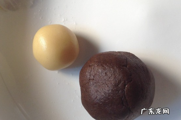 蛋黄莲蓉月饼热量是多少,一个莲蓉蛋黄月饼的热量是多少大卡