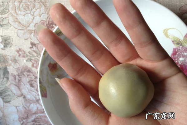 蛋黄莲蓉月饼热量是多少,一个莲蓉蛋黄月饼的热量是多少大卡