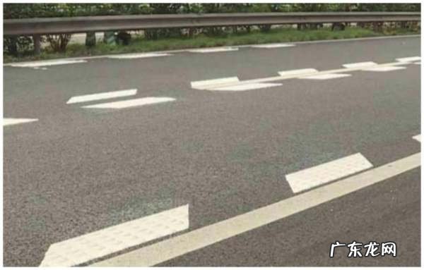 道路鱼骨线是什么意思,高速上的鱼骨状标线是什么意思