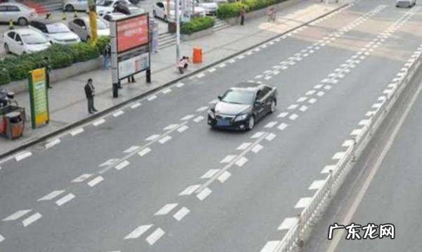 道路鱼骨线是什么意思,高速上的鱼骨状标线是什么意思