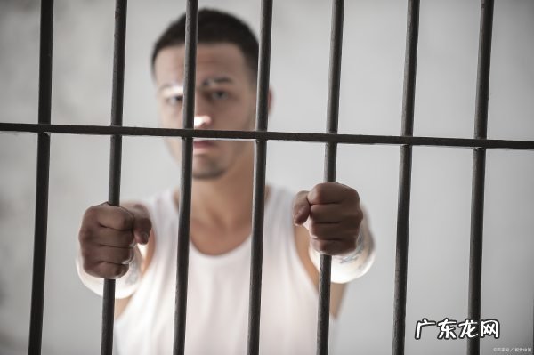 员工刑事拘留期间工资还要给,坐牢有工资一个月有多少钱