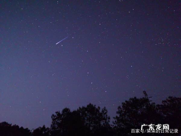 天上星星为何一闪一闪的,望向天空的