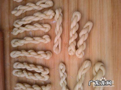 麻花为什么一炸就散,炸麻花的面揉不到一起