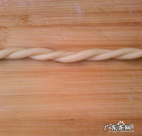 麻花为什么一炸就散,炸麻花的面揉不到一起