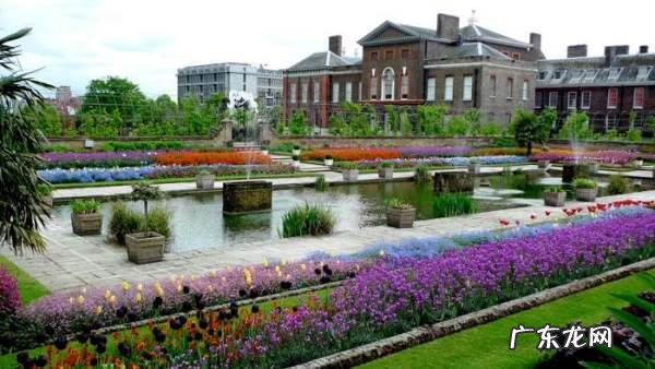 英国女王住的地方叫什么宫,英国女王的皇宫位于伦敦的哪个位置