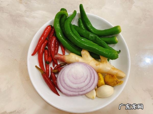 青椒子姜炒兔肉的做法,仔姜兔的做法