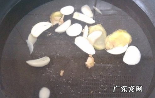煮虾用热水还是冷水多长时间,煮大虾需要多长时间