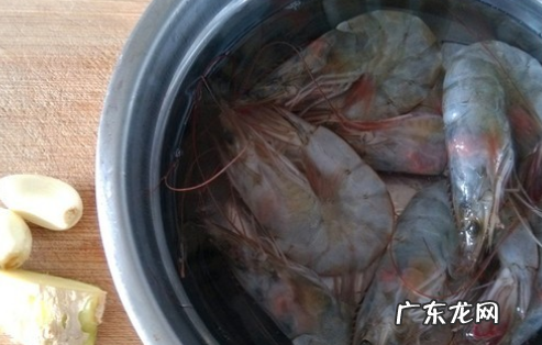 煮虾用热水还是冷水多长时间,煮大虾需要多长时间