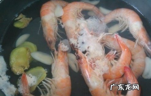煮虾用热水还是冷水多长时间,煮大虾需要多长时间