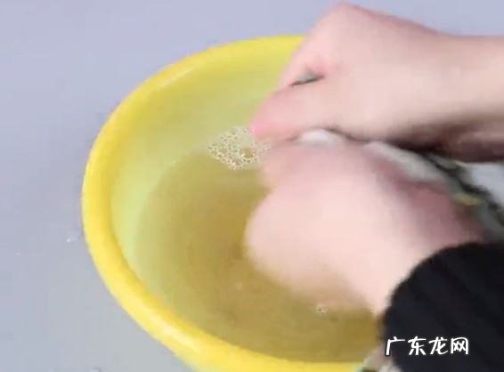 床单上有辣条油怎么洗,辣椒油滴到床单上怎么办