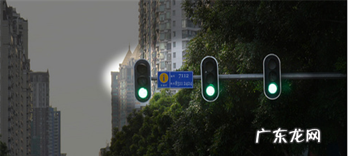 右转弯箭头灯红灯可以右转,红色直线箭头灯可以右拐