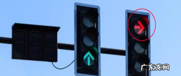 右转弯箭头灯红灯可以右转,红色直线箭头灯可以右拐