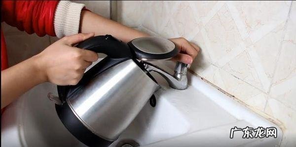 牛奶粘锅怎么洗掉,煮牛奶糊锅底烧焦怎么清洗