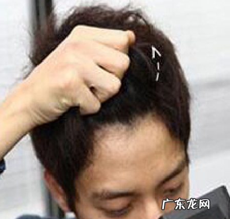 男生如何吹头发造型,干的头发可以用吹风机定型