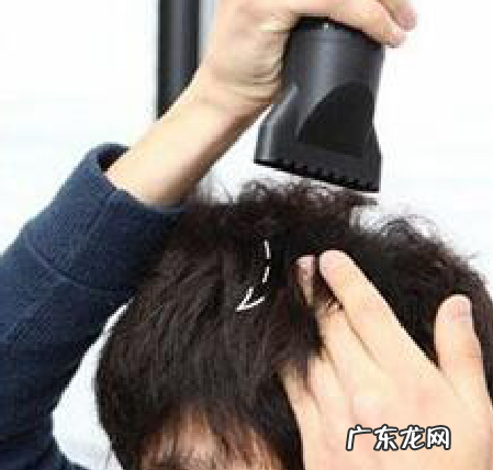 男生如何吹头发造型,干的头发可以用吹风机定型