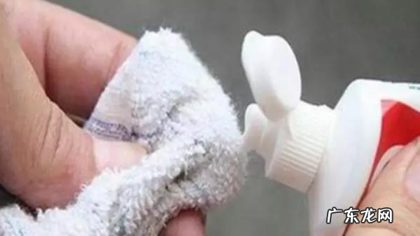 如何清理玻璃上的水垢,如何去窗户玻璃的陈年水垢