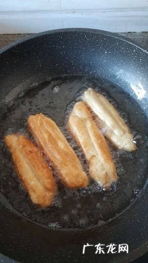 可以用奶粉和面炸油条,怎样炸油饼又软又蓬松教程